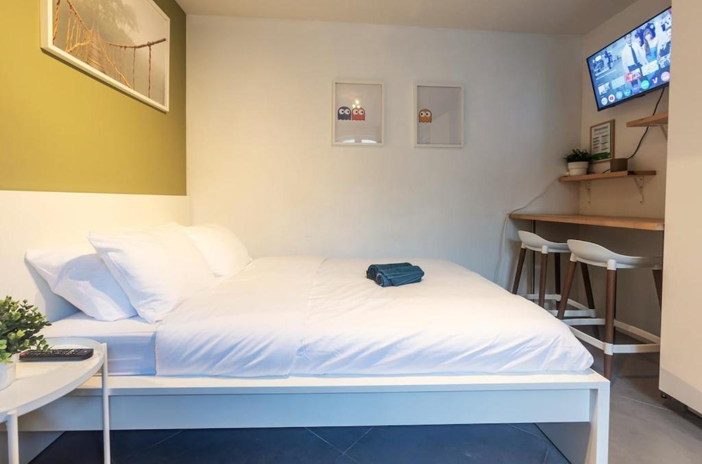 Una cama o camas en una habitación de 98 Aparthotel - Botanique 1