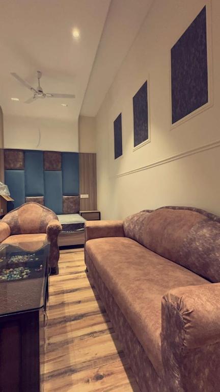 钱德加尔Hotel The SOHO的带沙发和床的客厅