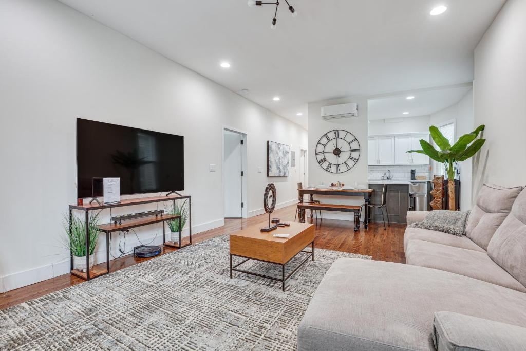 TV/trung tâm giải trí tại 1 Mi to Metro-North! Commuters Apartment Near NYC