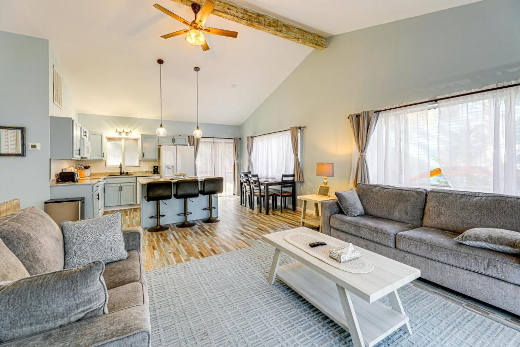 ein Wohnzimmer mit Sofa und Tisch in der Unterkunft 2 Mi to Boardwalk! Bright Bethany Beach Home in Ocean View