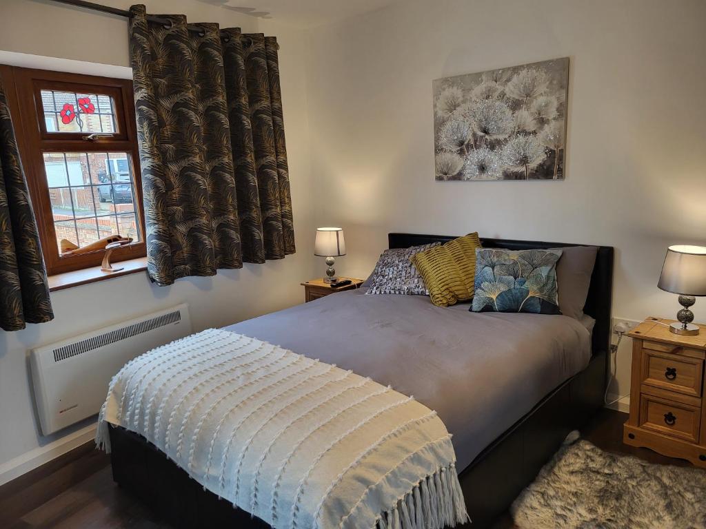 Una cama o camas en una habitación de Cozy Studio Newly Furnished