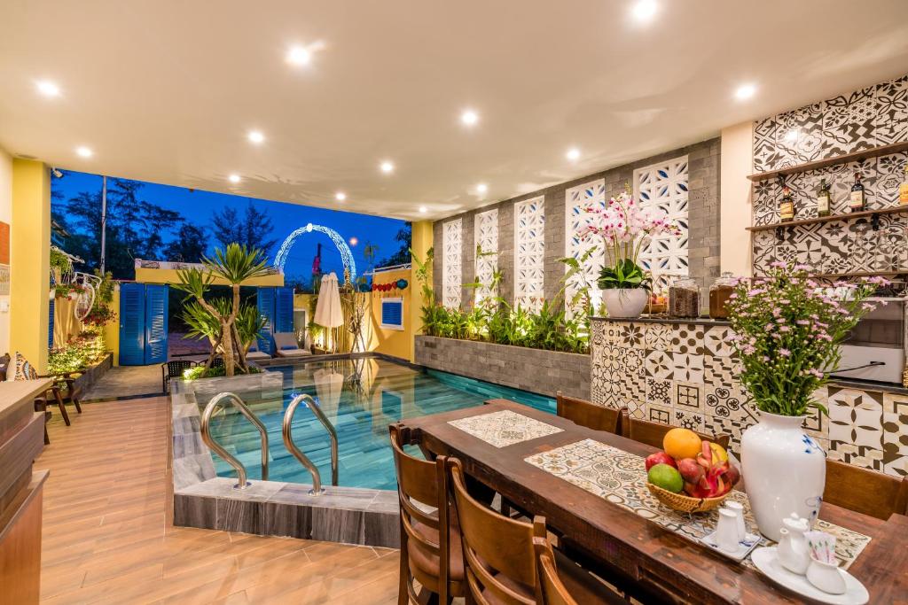 Πισίνα στο ή κοντά στο Private room at Hoi Ana Golden walls Homestay - Swimming pool