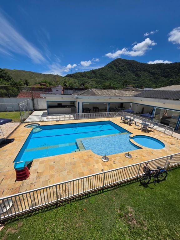 - une vue sur la piscine dans la cour dans l'établissement Vila das Marés Beach Hotel, à São Sebastião