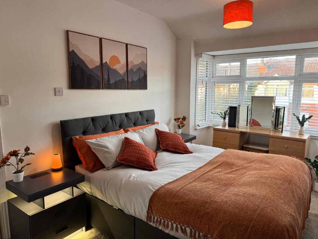 a bedroom with a bed and a desk and a window at Lovely 1-Bed City Centre escape with Kitchen & Free Parking in Spon End