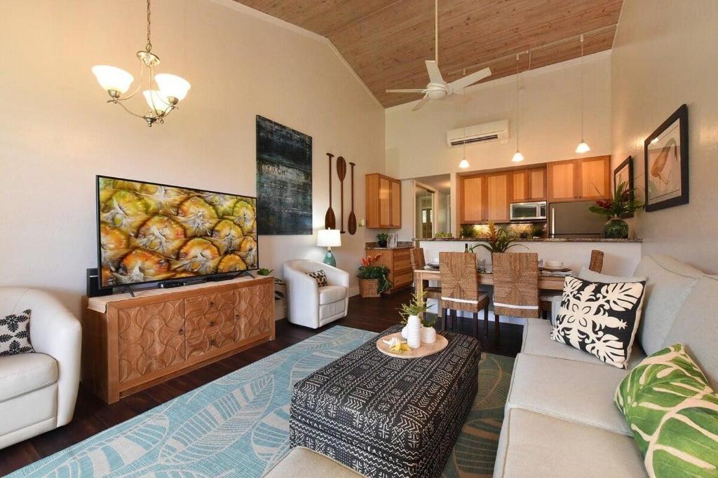una sala de estar con un sofá y una mesa en Napili Shores F246 · NS F246 Spacious Condo w Pools AC Near Napi, en Kahana
