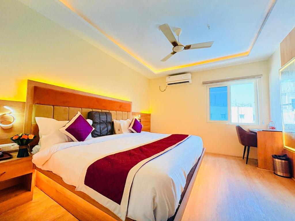Postel nebo postele na pokoji v ubytování Hotel SM Deccan Park Airport Zone Hyderabad shamshabad