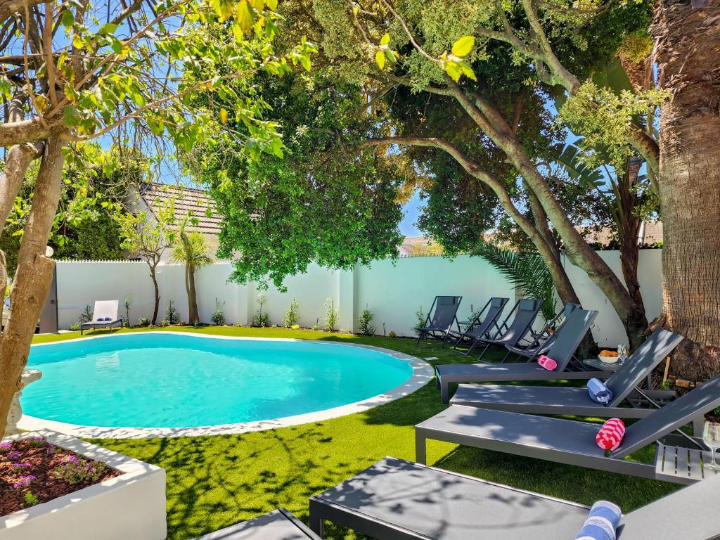 La alberca dentro o cerca de The Palm Paradise