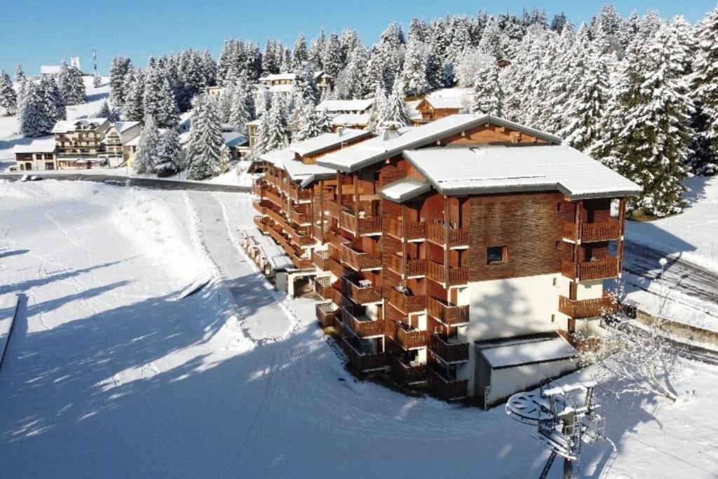 eine Luftaufnahme eines Gebäudes im Schnee in der Unterkunft Appartement 4 personnes au pied des pistes in Les Déserts