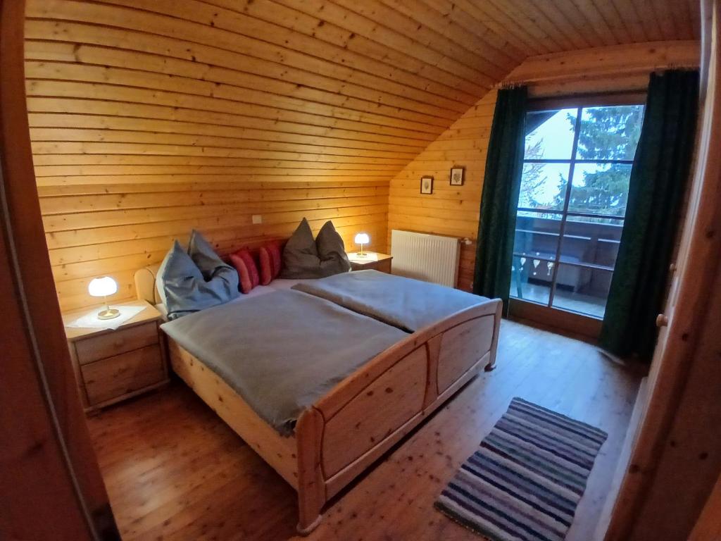 En eller flere senge i et værelse på Enzianhütte Gerlitzen Kanzelhöhe