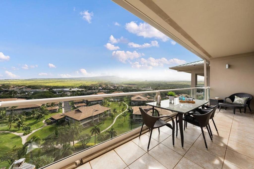 Un balcón con mesa y sillas y una vista en Honua Kai K1024 · HK K1024 Kaanapali Beach Condo Resort Living R, en Lahaina