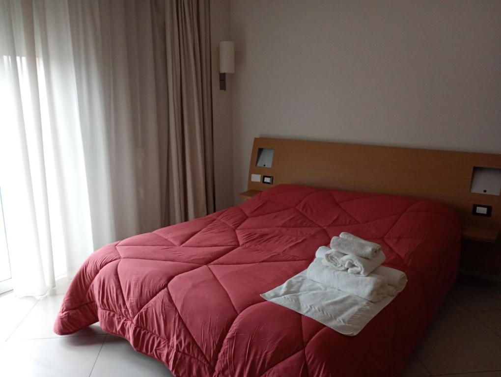 Ένα ή περισσότερα κρεβάτια σε δωμάτιο στο Home & B