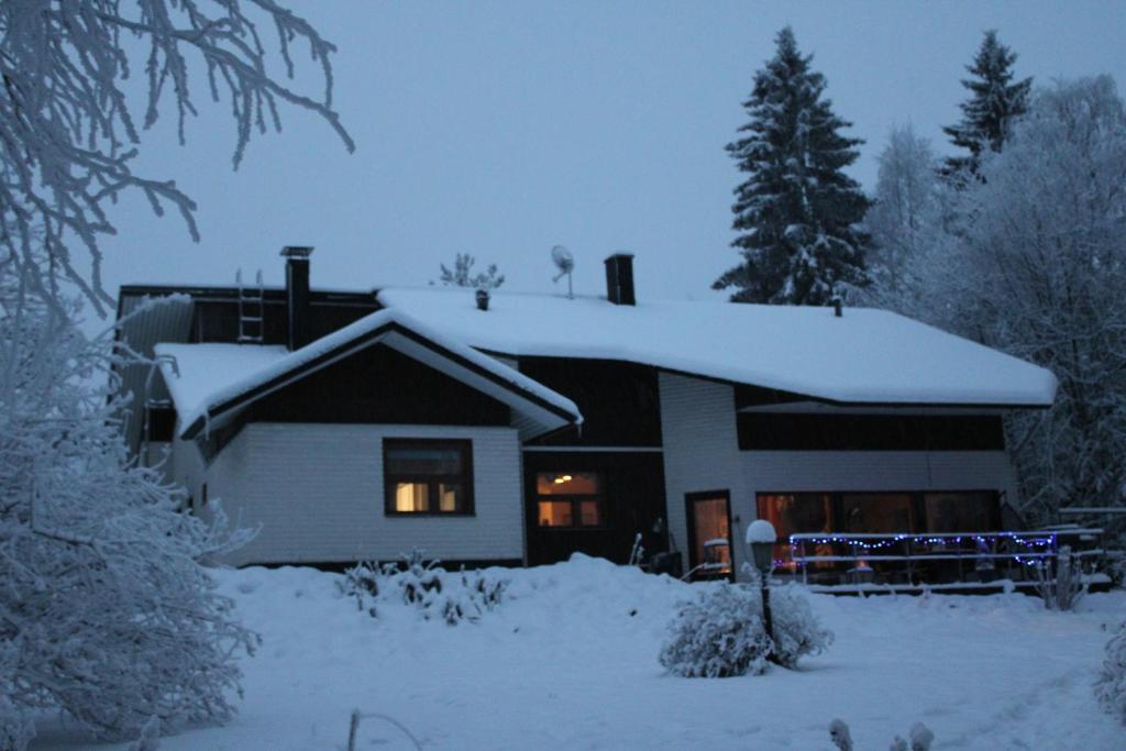 Atmospheric house on riverbank v zimě