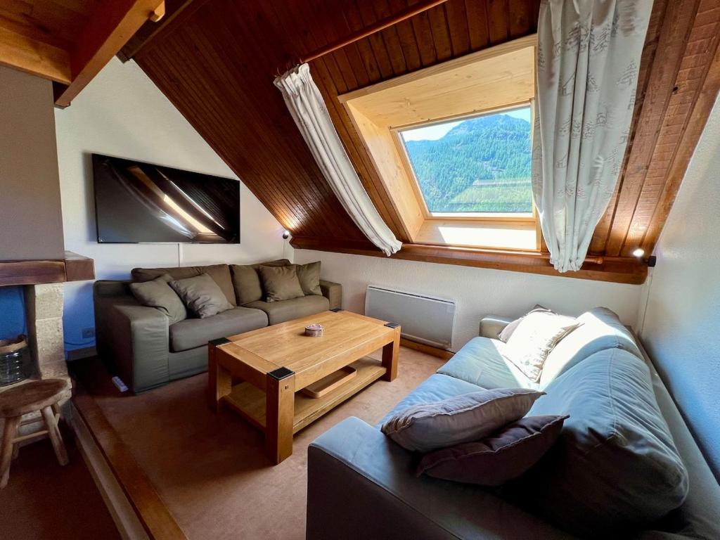 un salon avec un canapé et une table dans l'établissement Triplex 8 people 4 bedrooms, à Saint-Chaffrey