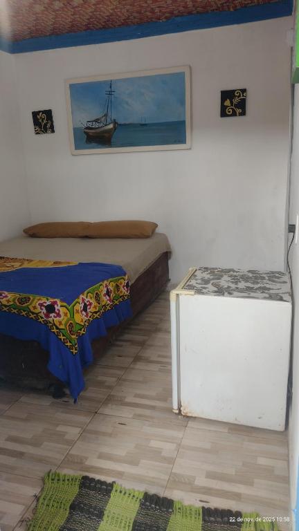 a bedroom with a bed and a table and a picture at Vila Sol & Mar Gaibu PE in Cabo de Santo Agostinho