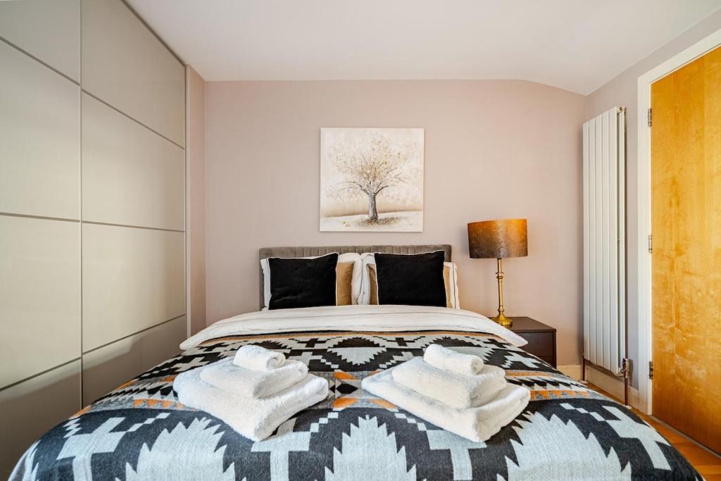 Postel nebo postele na pokoji v ubytování Great Value Luxury Apt in Belfast City Centre with parking