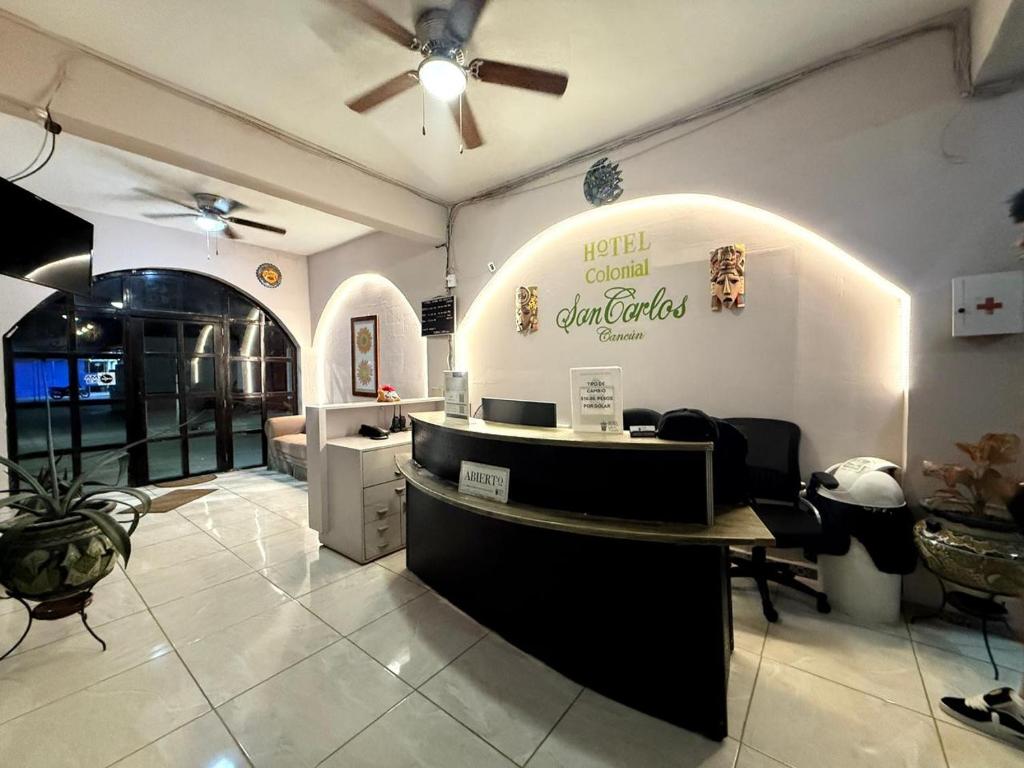 Una televisión o centro de entretenimiento en Hotel Colonial San Carlos