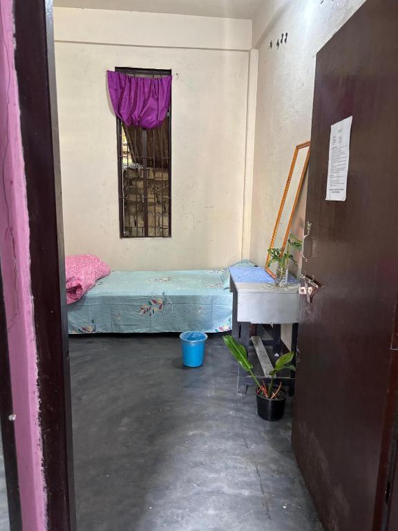 KohīmaHornbill Guest House的客房设有床和窗户。