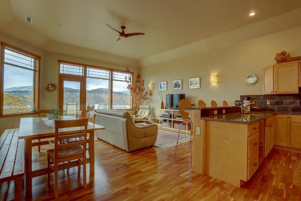 eine Küche und ein Wohnzimmer mit einer Couch und einem Tisch in der Unterkunft Three Rivers 30 day minimum in Hood River