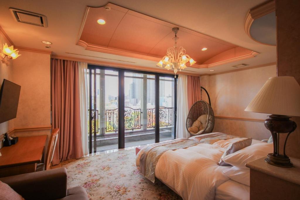 ein Hotelzimmer mit einem Bett und einem großen Fenster in der Unterkunft ザレジデンスホテル岡山 in Okayama