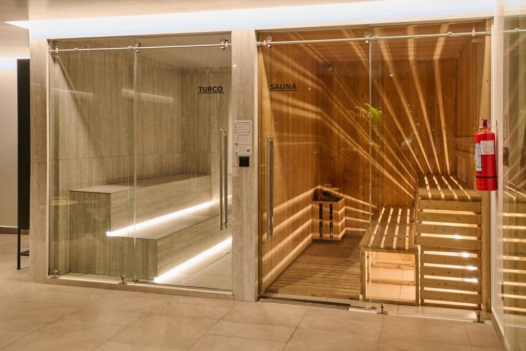 基多Studio Harmony in La Carolina and Wet Areas的建筑物内一扇带有长椅的玻璃门。