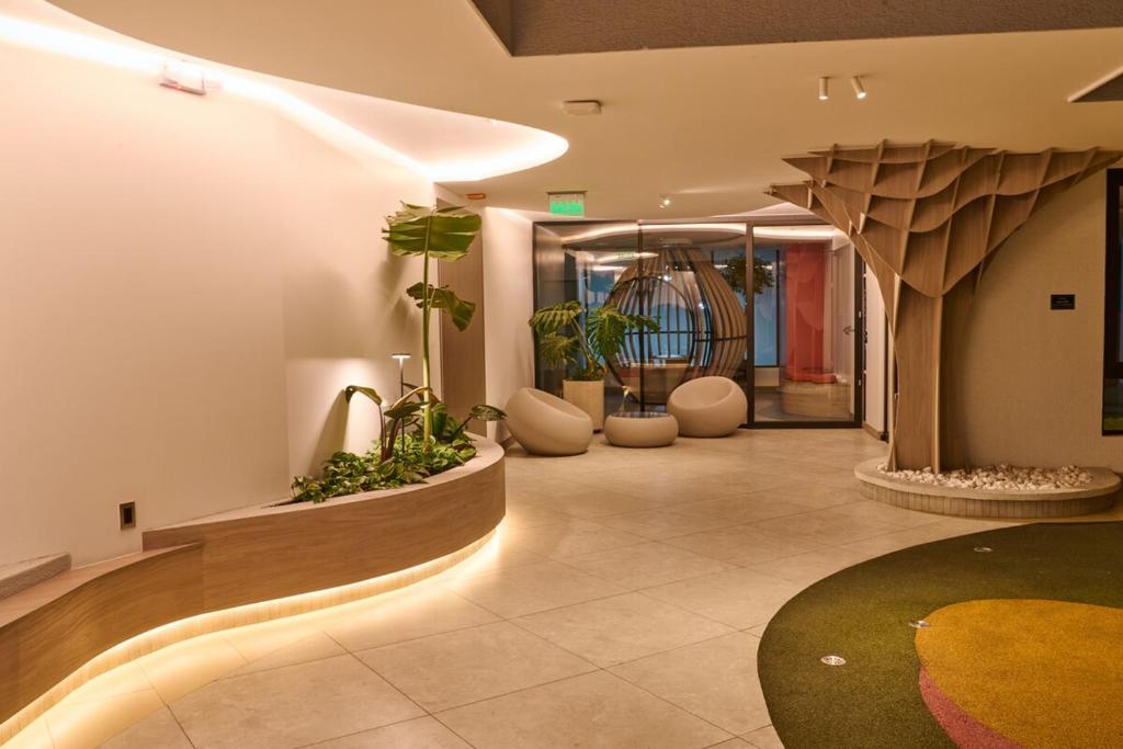 キトにあるStudio Harmony in La Carolina and Wet Areasの建物内の鉢植えが置かれたロビー