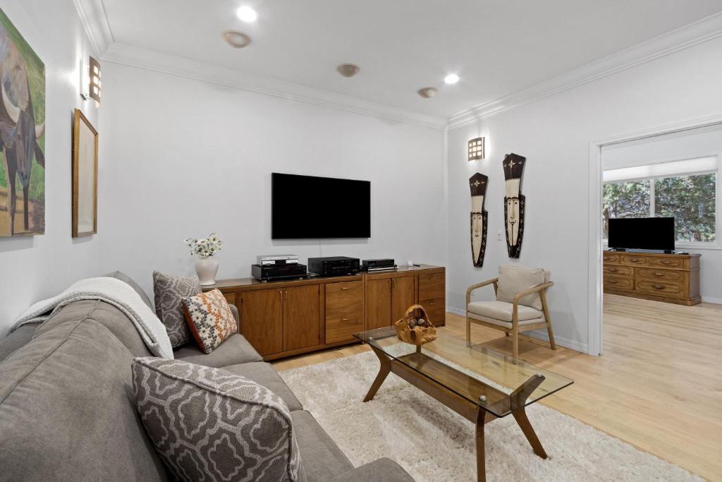 TV a/nebo společenská místnost v ubytování Big Bear