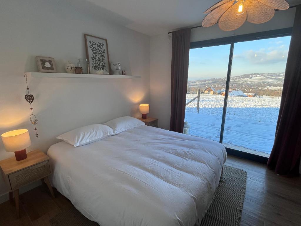 MontcelStudio Boheme Chic I Vue Panoramique Montagnes I Calme Absolu的一间卧室，配有一张大床和一扇大窗户。