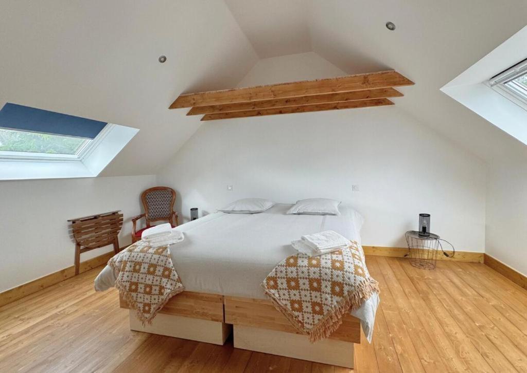 En eller flere senge i et værelse på La Cidrerie, havre entre campagne et océan