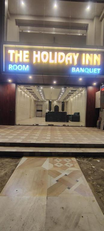 RāmnagarThe Holiday Inn的空荡荡的大厅里挂着假日酒店房间的招牌