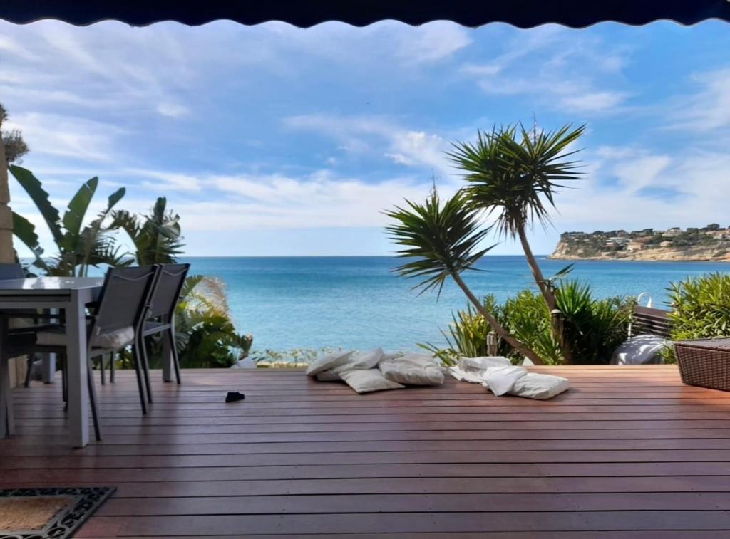una terraza de madera con vistas al océano en PARADIS exceptionnel surplombant la MER- accès direct plage/ 8 Pers., en Carry-le-Rouet