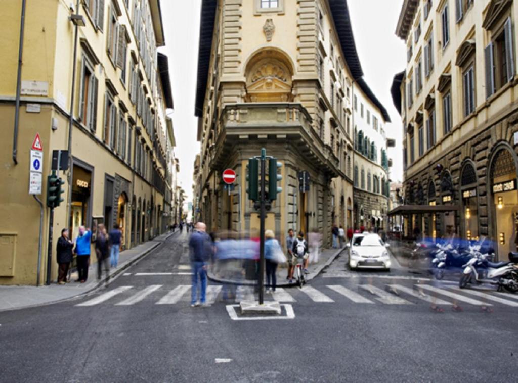 フィレンツェにあるVigna Nuova Lauraの街路を渡り待ちする集団