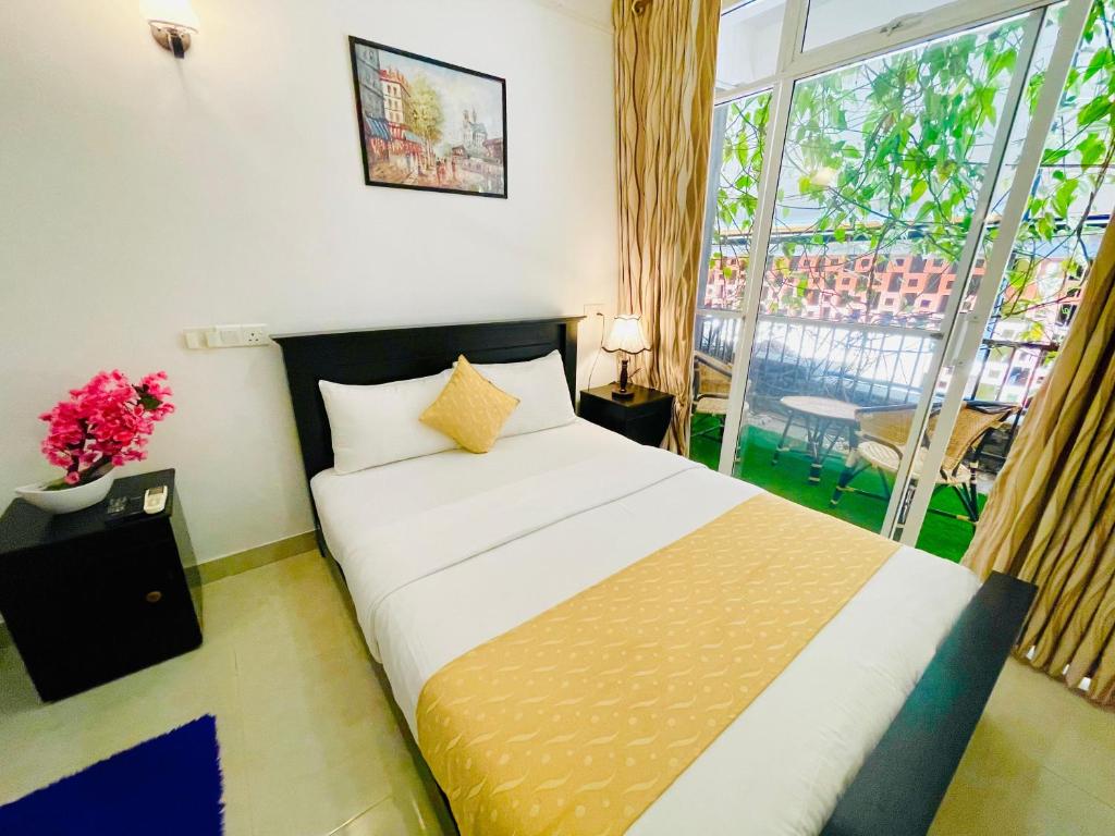 Un dormitorio con una cama y una ventana grande en 4 Axes Ella, en Ella