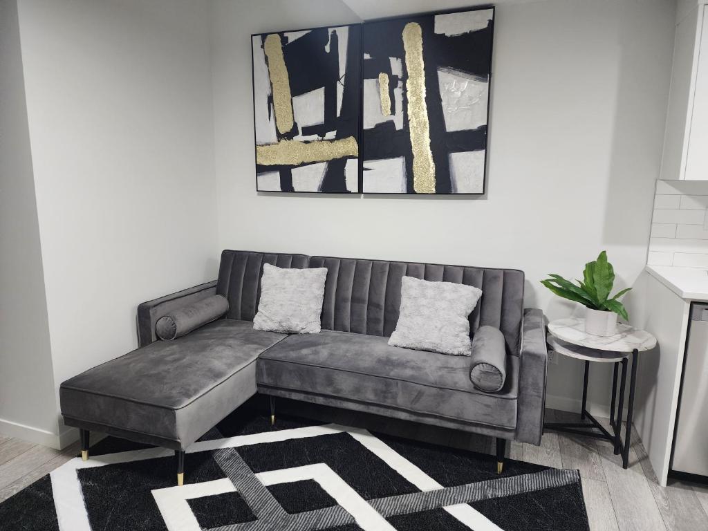 Foto sihtkohas YYC asuva majutusasutuse Stylish furnished 2bedroom suite near YYC Airport galeriist