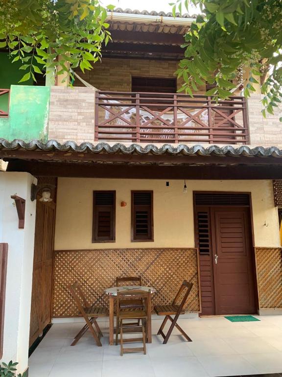 a table and chairs in front of a building at Duplex praia de camarupim in Nísia Floresta