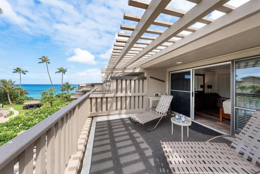 un balcon avec des chaises et une vue sur l'océan dans l'établissement Kahana Sunset C1 · KSun C1 Gorgeous Ocean Views Family Vacation, à Kahana