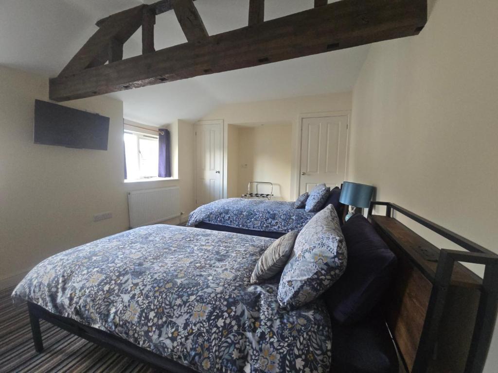 une chambre avec deux lits et un canapé dans l'établissement Twin room - The Unicorn Hotel, à Llanidloes