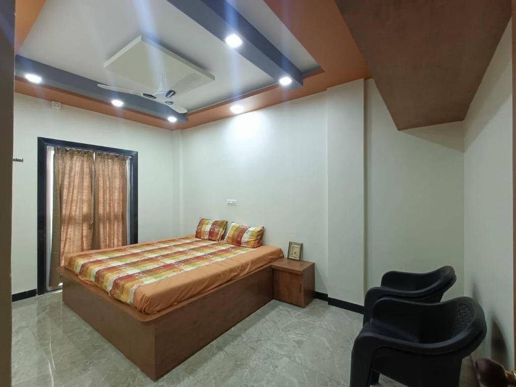 Ένα ή περισσότερα κρεβάτια σε δωμάτιο στο Swami Bhakt Nivas