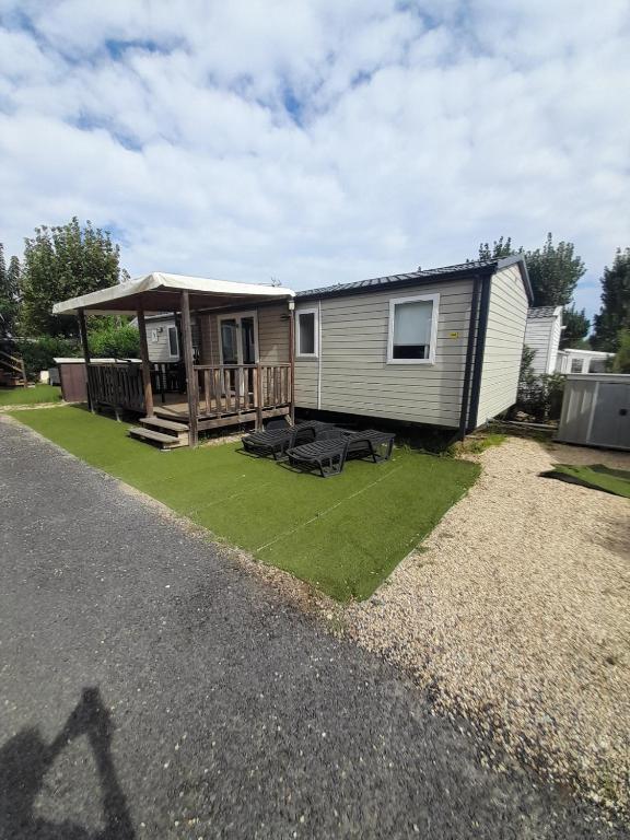 Το κτήριο όπου στεγάζεται  το κάμπινγκ