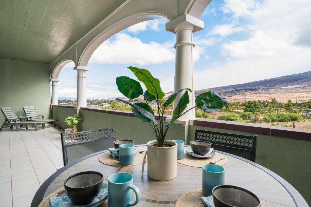 ein Tisch mit einer Pflanze auf einem Balkon mit Aussicht in der Unterkunft Lahaina Shores PH4 · LS PH4 Breathtaking Panoramic Mountain View in Wainee