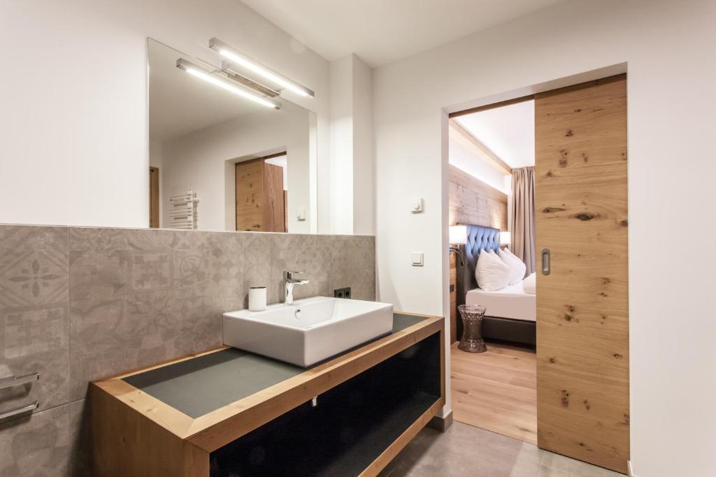 Postel nebo postele na pokoji v ubytování Hubertus Logis Apartments