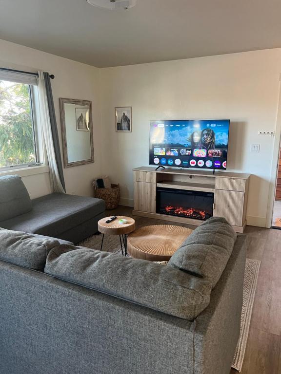 Μια τηλεόραση ή/και κέντρο ψυχαγωγίας στο 2 Bedroom Pleasure Point Getaway