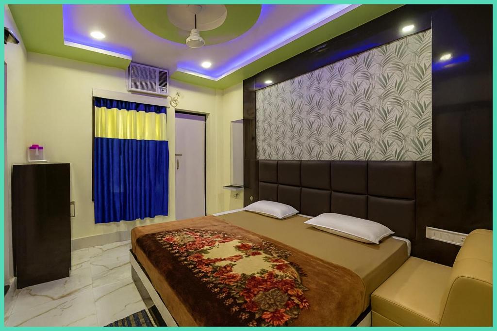 Un pat sau paturi într-o cameră la NEAR SEA BEACH - Hotel Budget RP Near Sea Beach -Free Wifi And Rooms Services Facilities - Fully Air Conditioning Budget Rooms - Pleasant Location - Best Budget Hotel In Puri