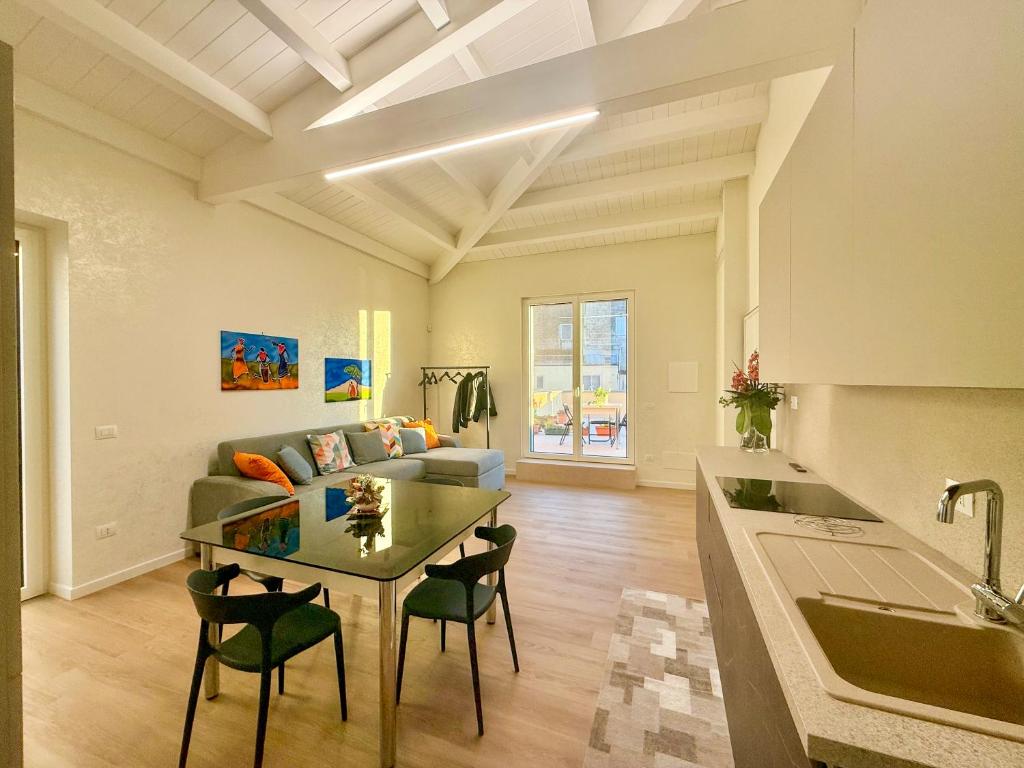 een woonkamer met een bank en een tafel bij Silvium 23 - Affitti Brevi Italia in Gravina in Puglia