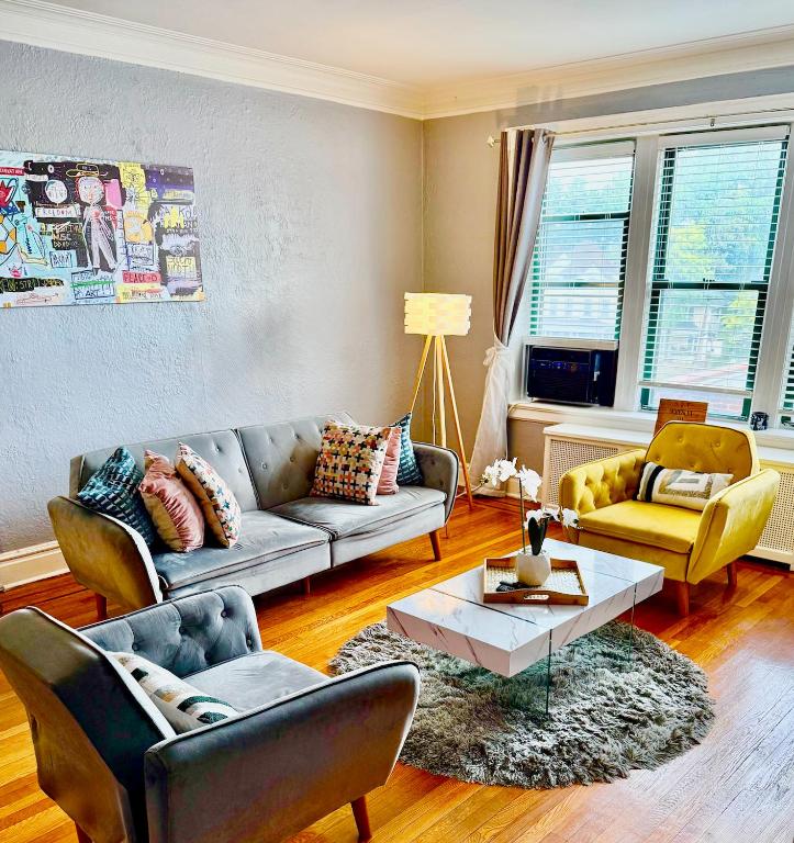 Χώρος καθιστικού στο The Basquiat Suite