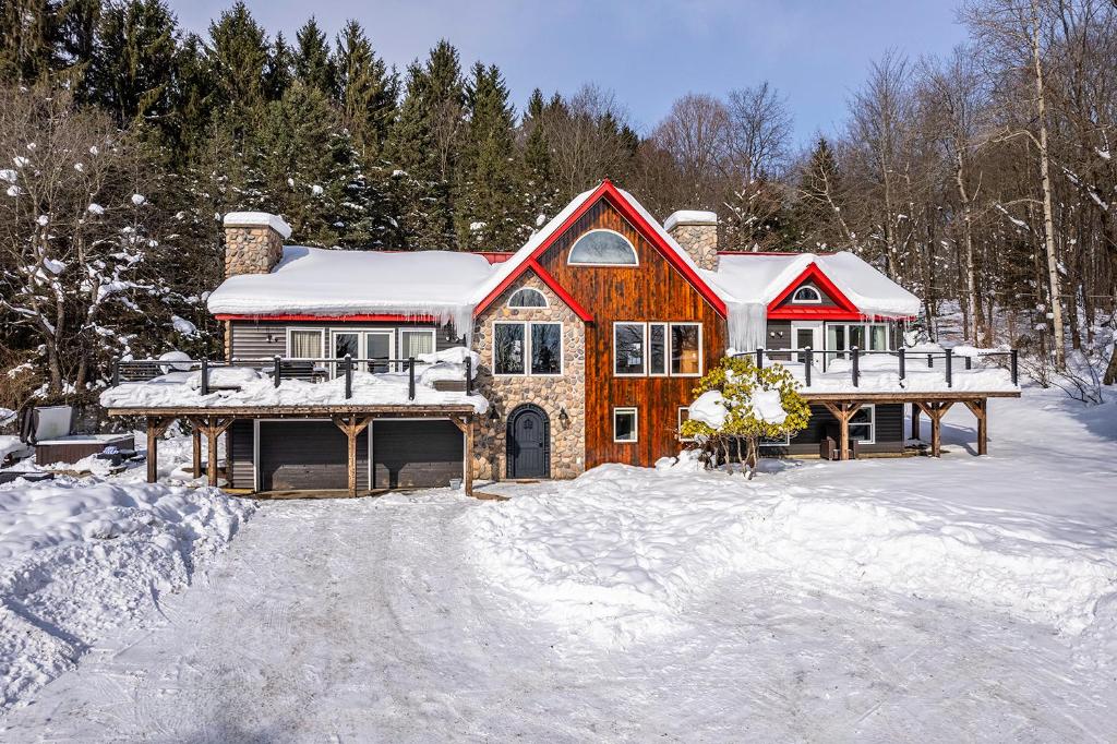 Luxury Log Chalet with Hot Tub, Games Room & Hill Views! v zimě