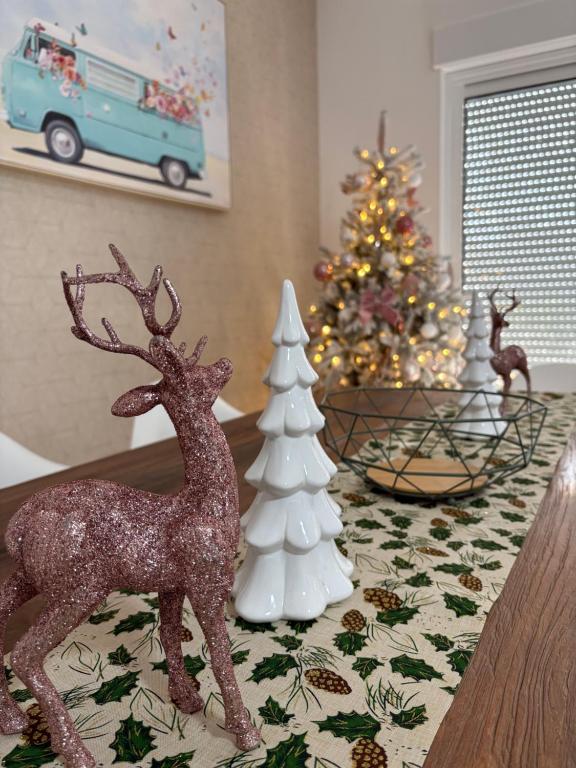 un salon avec un sapin de Noël et deux statues de cerfs dans l'établissement logis dans ancien relais de poste, à Saint Julien Les Rosiers