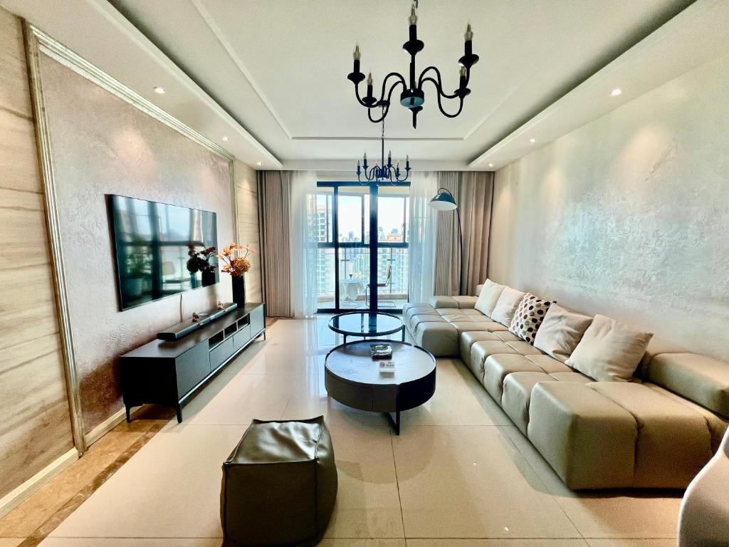a living room with a couch and a table at Shanghai Hongmin Inn in Shanghai