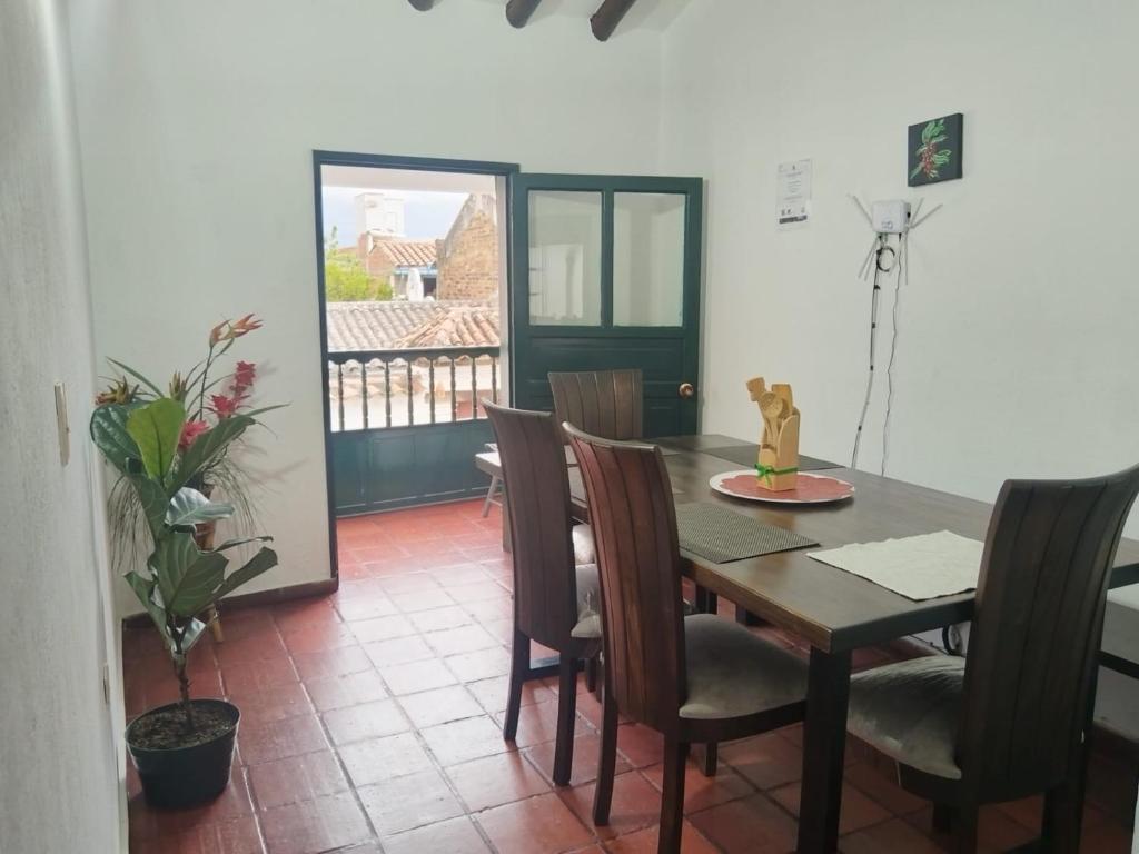 ein Esszimmer mit einem Holztisch und Stühlen in der Unterkunft Casona Antonio Ricaurte in Villa de Leyva