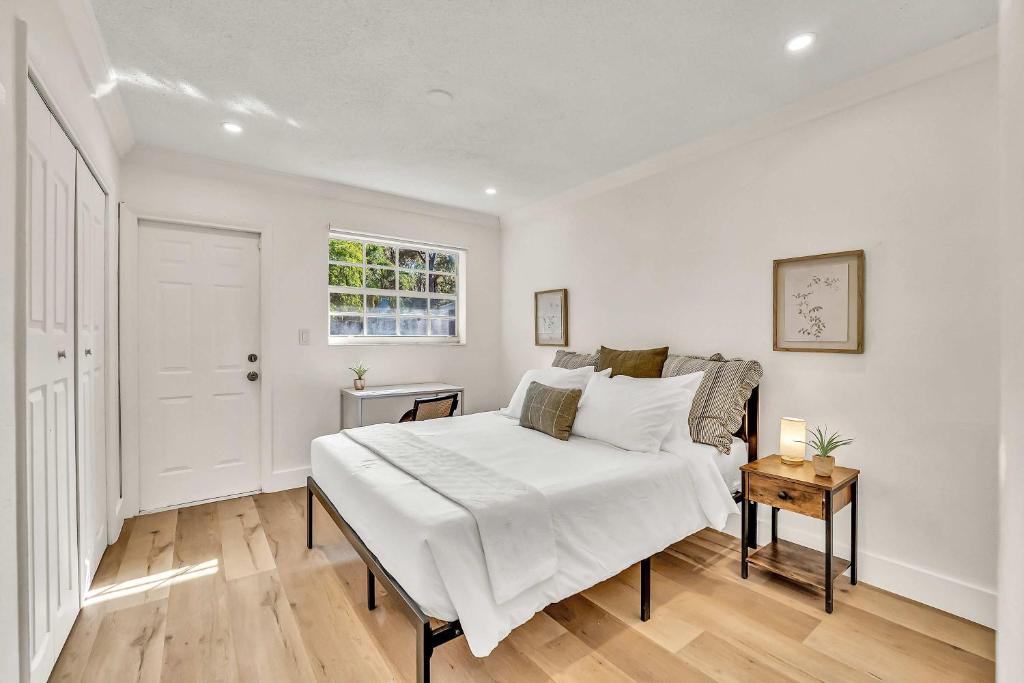 Un pat sau paturi într-o cameră la Beautiful 2 BR Apartment - Bright and Spacious