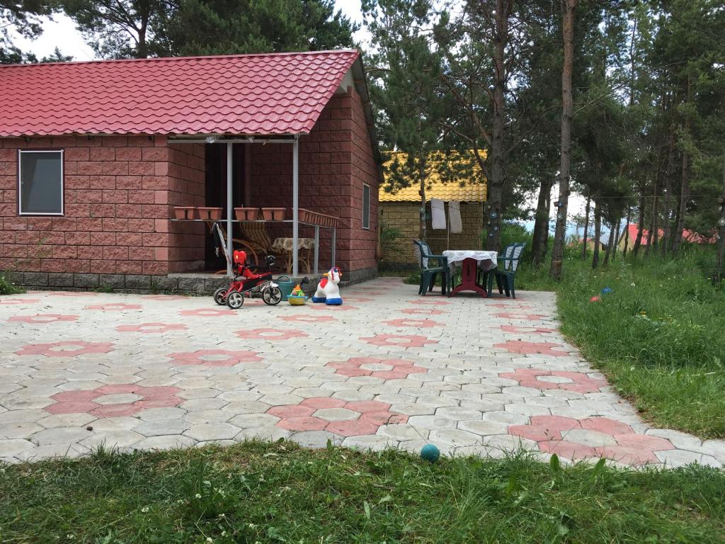 un patio con mesa y sillas y un edificio en Lavanda City, en Sevan